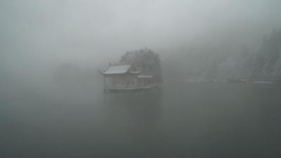 foto di una casa in stile asiatico in mezzo alla nebbia