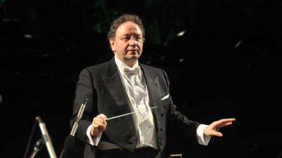 Diretto d'orchestra in attività, fotografia a mezzo busto su sfondo nero