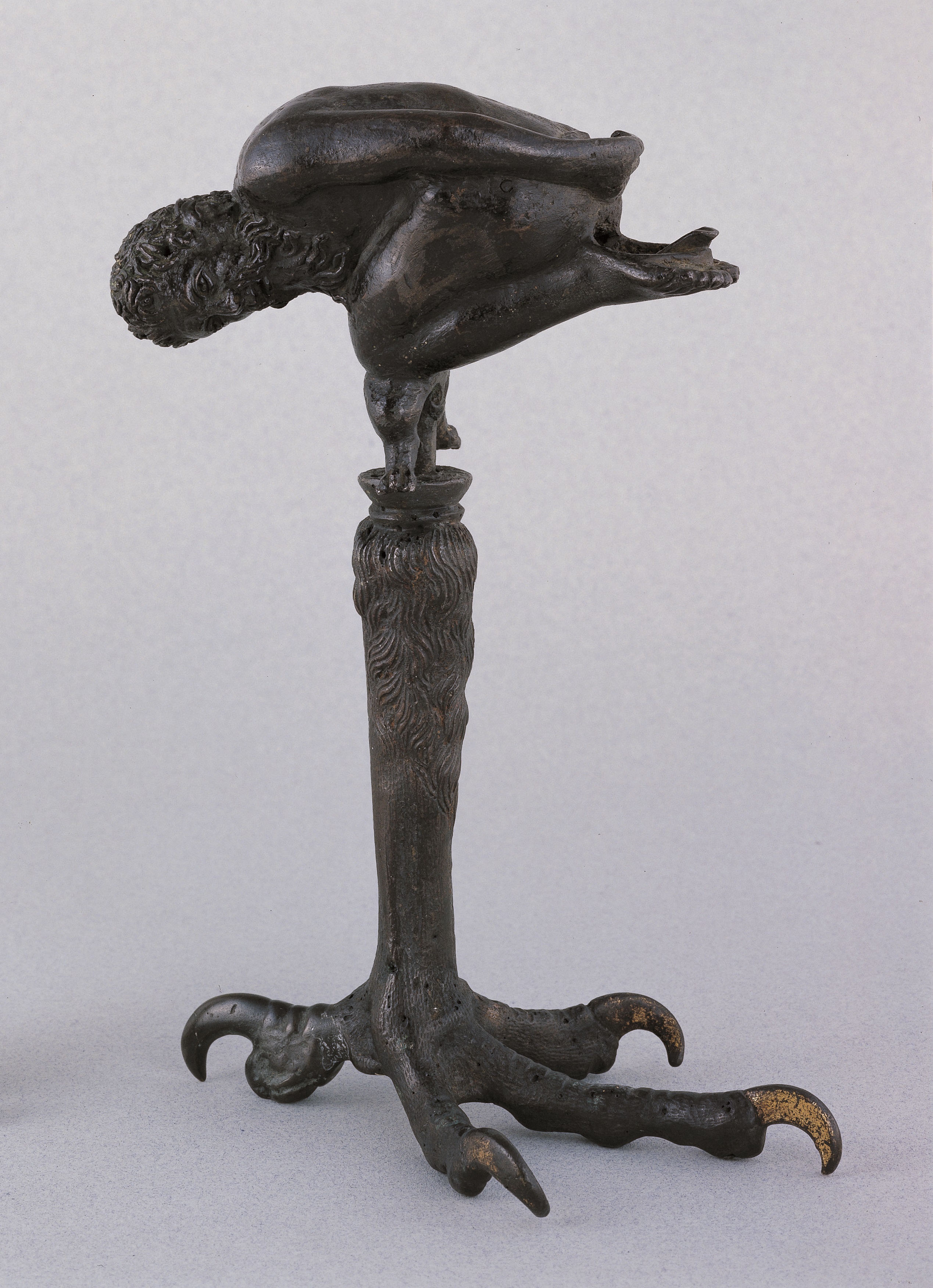 Bottega di Severo da Ravenna (attivo tra 1496 ca.- 1543 ca.), Lucerna monocline a forma di acrobata su zampa di rapace