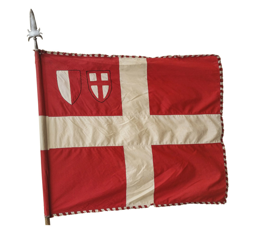 Bandiera della Repubblica: croce bianca in campo rosso con gli scudetti del Comune e del Popolo nel quarto superiore