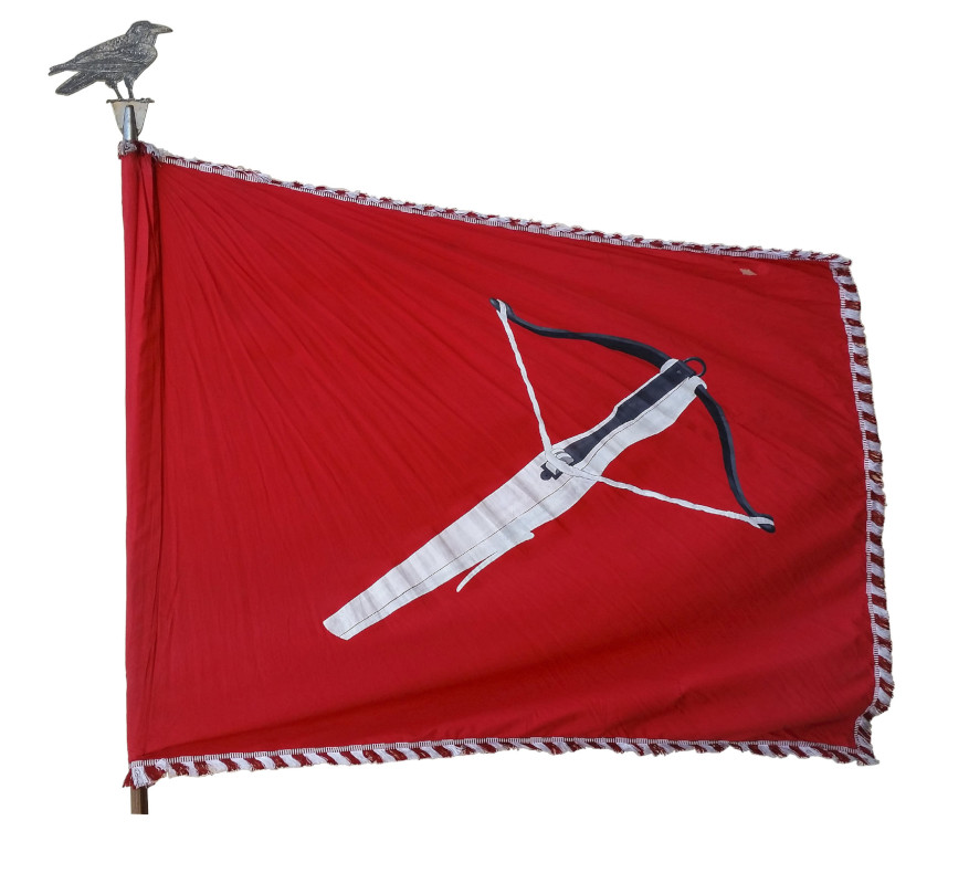Bandiera dei Balestrieri: in campo rosso scala bianca posta a banda montata su asta con puntale in ferro battuto riproducente un corvo